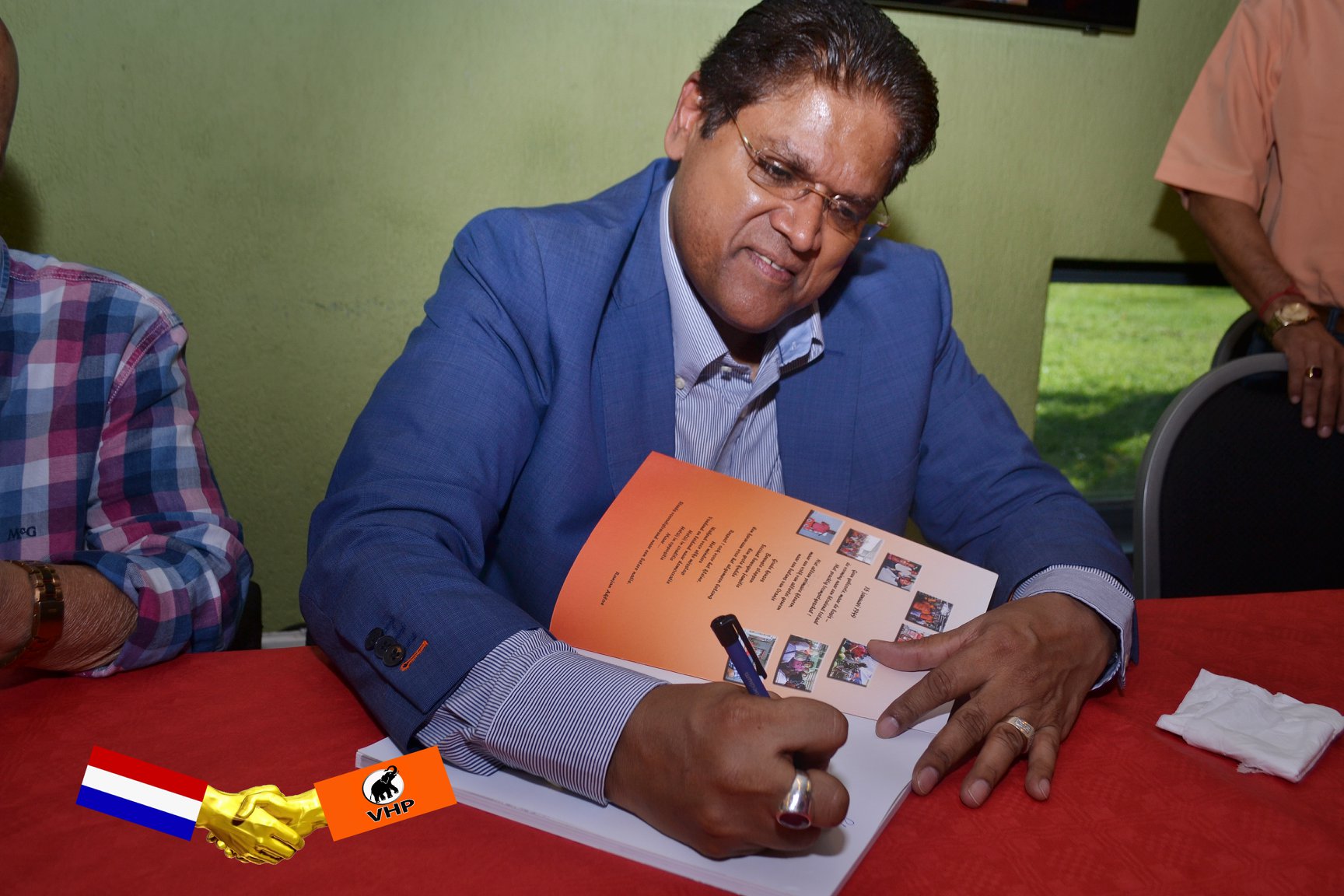 SIGNEREN JUBILEUMBOEK SANTOKHI AMSTERDAM