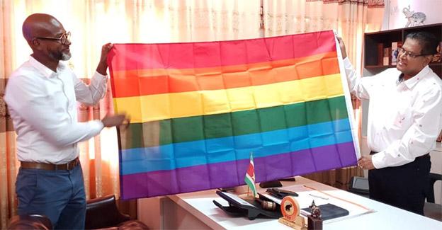 Santokhi hijst LGBT-vlag naast die van de partij