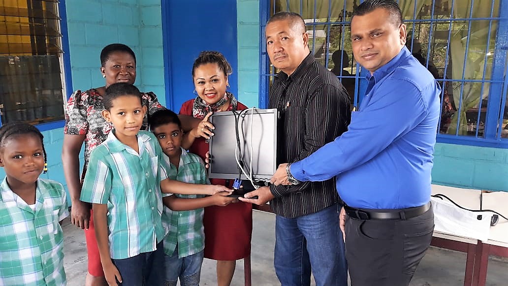 St Carolus school krijgt computer van VHP