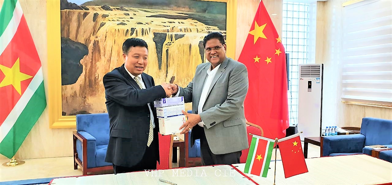 VHP schenkt mondkapjes en handschoenen