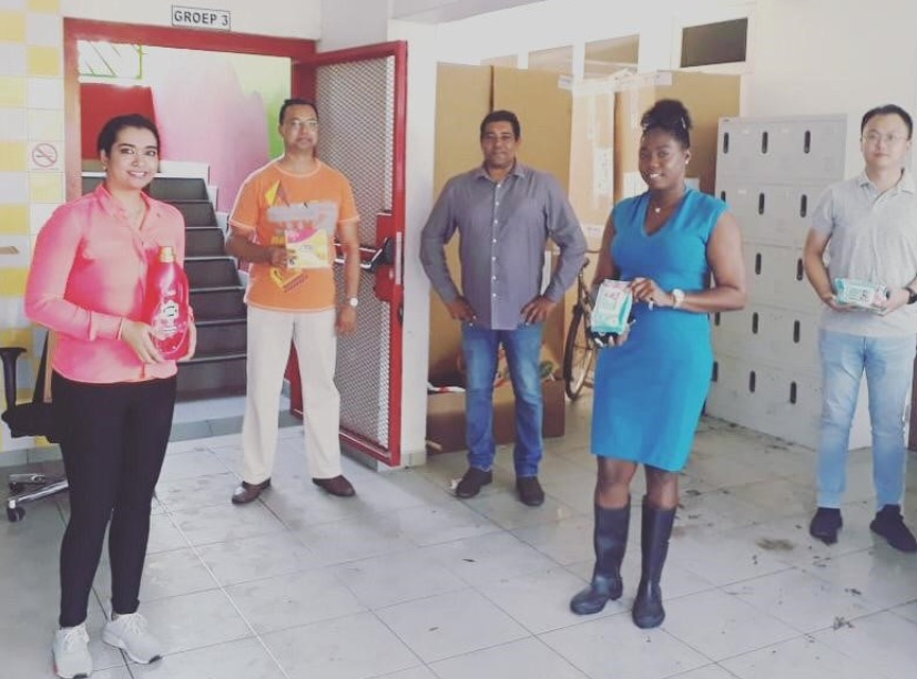 Jonge VHP DNA-kandidaten doen schenking aan Huize Betheljada