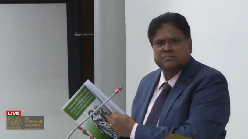 Santokhi: “Hoefdraad gaat de geschiedenis in als minister die ernstige vormen van misdrijf heeft gepleegd”