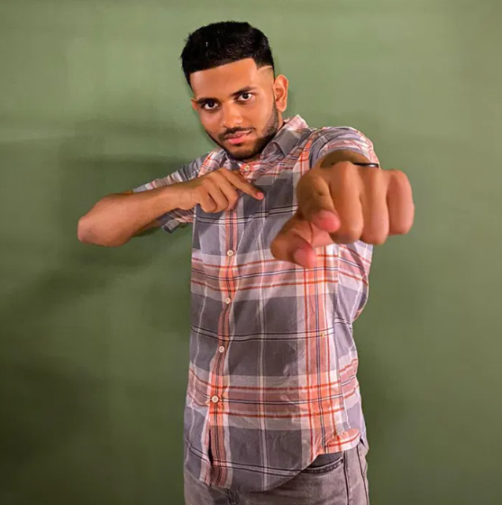 Saathi Idols overhandigt album en motiveert Surinamers om te stemmen