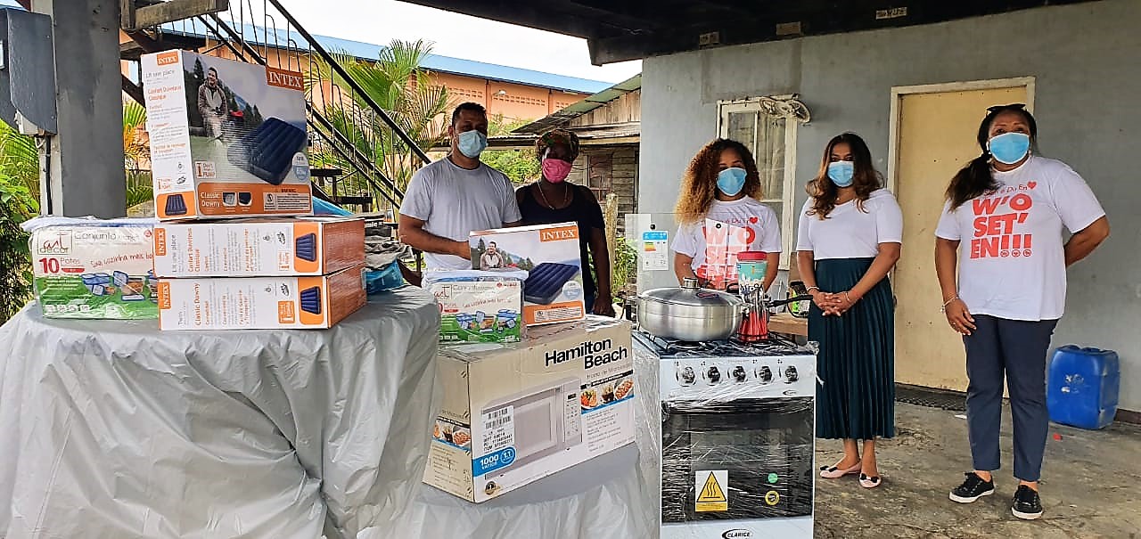 Mevrouw Santokhi overhandigt goederen aan familie Kent