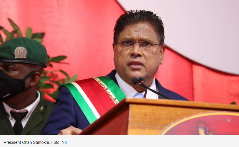 President Santokhi ontmoet personeel kabinet