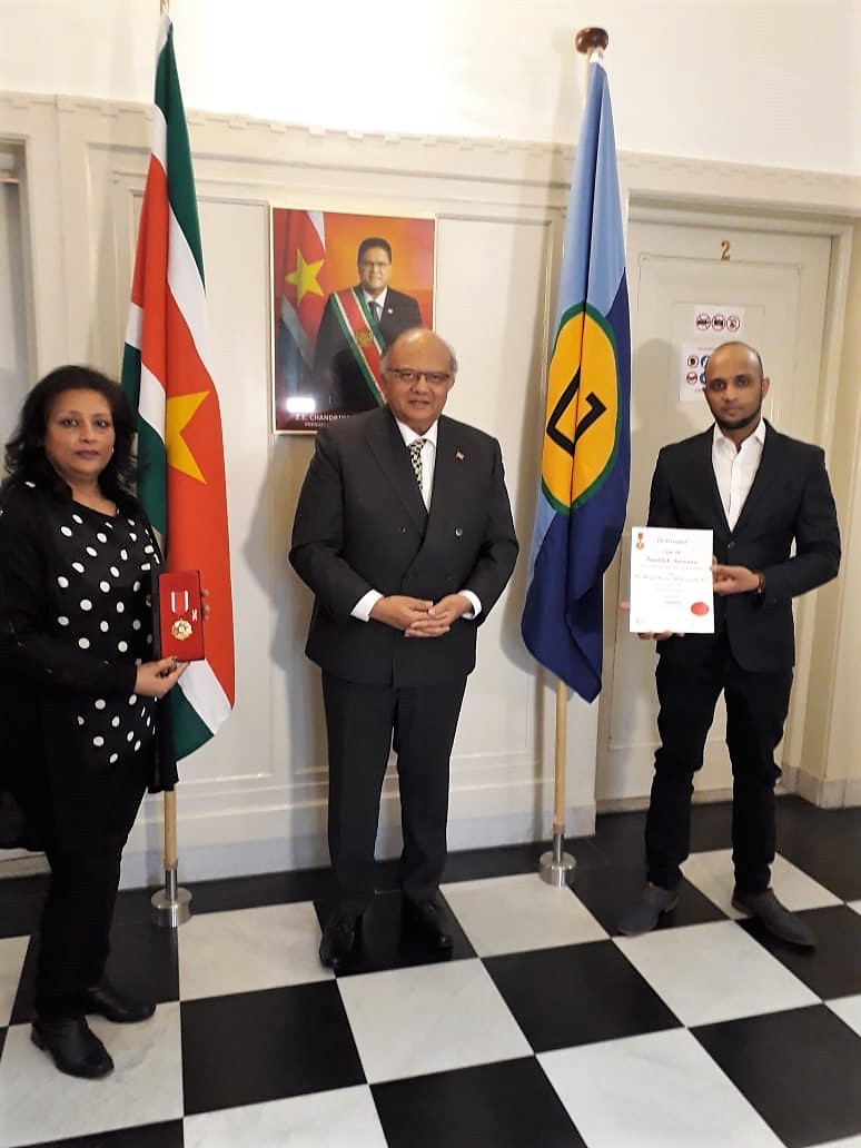 Ambassadeur Khargi overhandigt oorkonde en decoratie aan Wagid Hosain