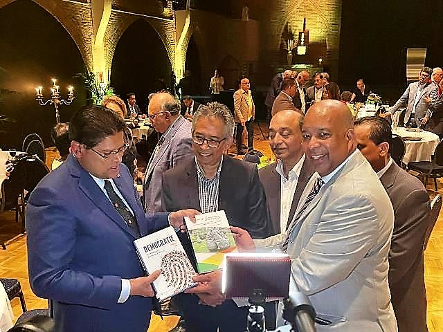 Zusterorganisaties coalitie bieden President Santokhi literatuur aan